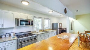 Cottage (2 Bedrooms) | Dapur pribadi | Microwave, oven, kompor, dan peralatan masak/sendok-piring