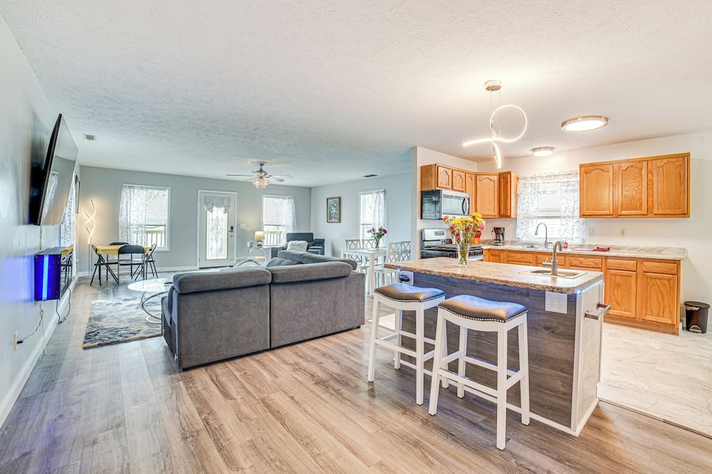 Cozy Illinois Retreat w/ Home Gym & River Views! - Spring Bay, IL