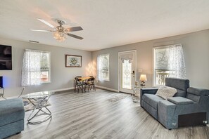 Interior - Cozy Illinois Retreat w/ Home Gym & River Views! (Rome)