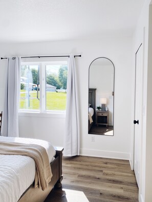 4 bedrooms, travel cot, free WiFi, bed sheets - [New!] Luxurious Lake Front Getaway!  (Wawaka)