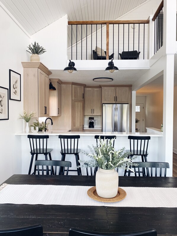 Dining - [New!] Luxurious Lake Front Getaway!  (Wawaka)