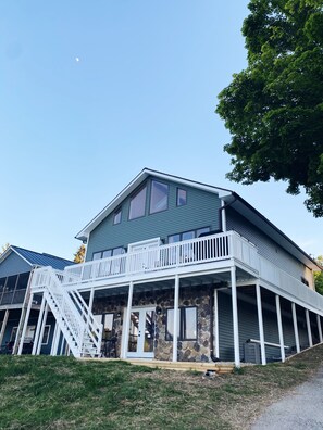 Exterior - [New!] Luxurious Lake Front Getaway!  (Wawaka)