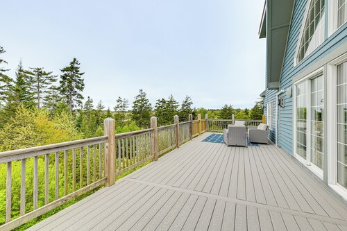 4 Mi to Acadia Trails: Coastal Maine Home w/ Deck