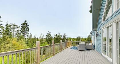 4 Mi to Acadia Trails: Coastal Maine Home w/ Deck