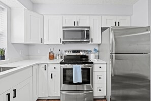 Frigorífico, microondas, horno y placa de cocina