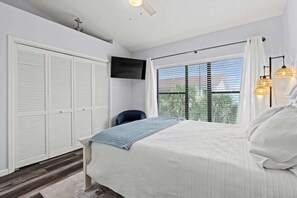 2 室のベッドルーム、デスク、アイロン / アイロン台、旅行用ベビーベッド