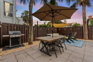 Outdoor dining - 1 Block to Beach: Palm Paradise, A Coastal Oasis (Jacksonville Beach)