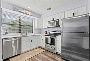 冷蔵庫、電子レンジ、オーブン、コンロ