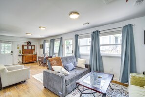 Living area - Long Beach Studio Near Main Street (Long Beach)