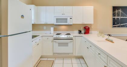 Charming Condo w/ Balcony, 1 Mi to UNC Charlotte!