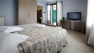 Työpöytä, kannettavalle tietokoneelle sopiva työtila, ilmainen Wi-Fi