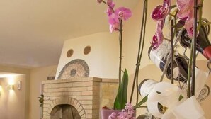 Una habitación acogedora con chimenea, piso de madera y una figura decorativa de Papá Noel.