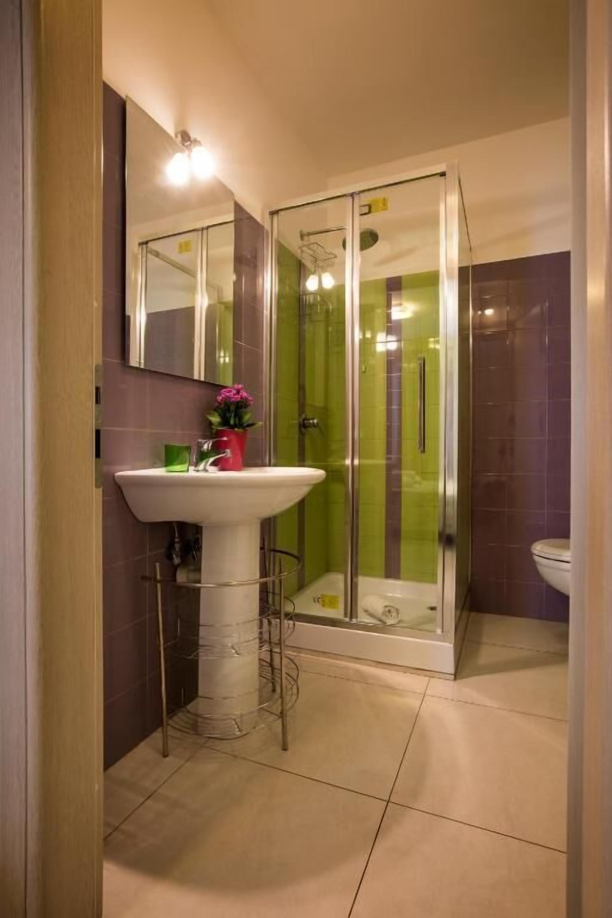 淋浴设施、吹风机、毛巾、肥皂