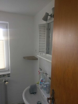 Een douche, een haardroger, handdoeken, zeep