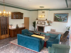 TV, peis, DVD-spiller og bordtennis