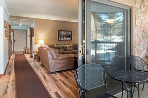 Fernseher, Kamin, DVD-Player