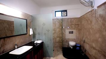 Suite | Bathroom | Free toiletries, towels, soap, shampoo