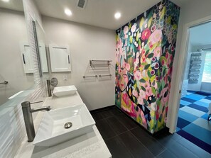 Douche, sèche-cheveux, serviettes fournies