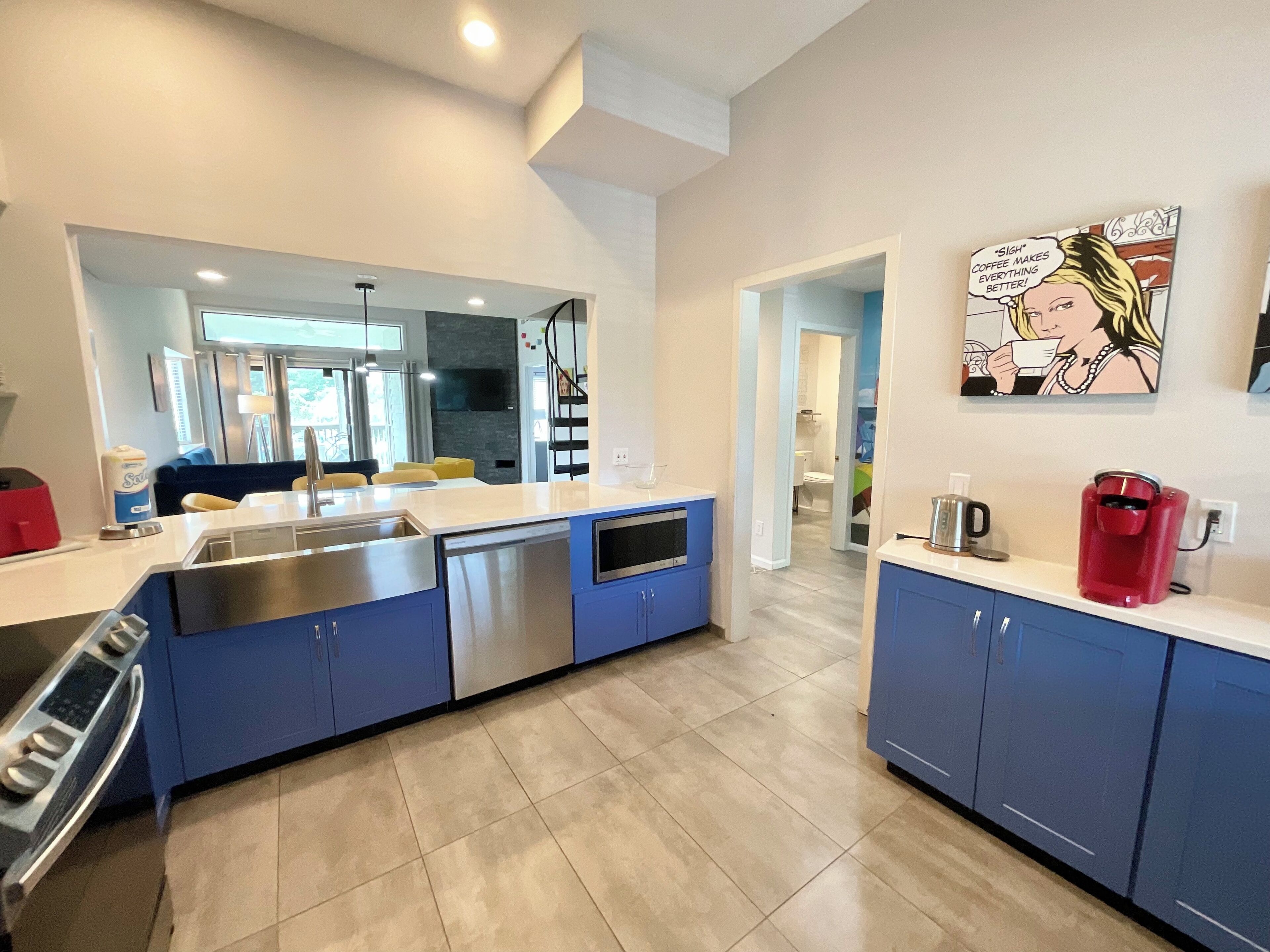 ثلاجة، ميكروويف، فرن، موقد طهي مسطح