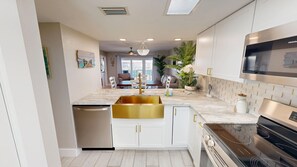 Condo, 2 habitaciones | Cocina privada | Refrigerador, horno, cafetera y tetera y tostadora