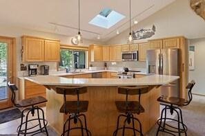 Private kitchen - 37 Kinglet 4 Bedroom Home by RedAwning (Bend)