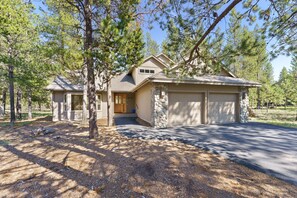 Exterior - 37 Kinglet 4 Bedroom Home by RedAwning (Bend)