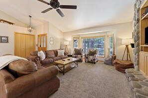 House, 4 Bedrooms | Living area | Smart TV