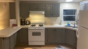 Una cocina equipada con estufa a gas, horno y lavaplatos.