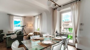 公寓, 湖景 | 3 間臥室、高級寢具、羽絨被、熨斗/熨衣板