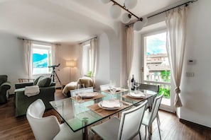 Appartamento, vista lago | 3 camere, biancheria da letto di alta qualità, copriletto in piuma