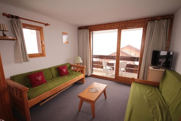 Living area - 100m from ski slopes, 2nd floor, view ski slopes, balcony, tv, ski locker, 23m², Les Saisies (Les Saisies)