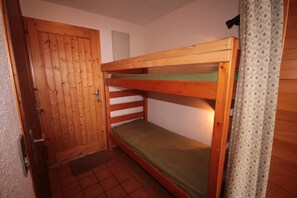 Room - 100m from ski slopes, 2nd floor, view ski slopes, balcony, tv, ski locker, 23m², Les Saisies (Les Saisies)