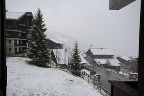 View from property - 100m from ski slopes, 2nd floor, view ski slopes, balcony, tv, ski locker, 23m², Les Saisies (Les Saisies)