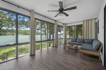 Comfy & Updated Diamond Lakefront Home
