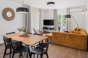 TV, fireplace, ping pong - Villa Mamma Mia, a 6-bedroom property with 40sqm heated pool (Podstrana)