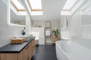 Douche, séchoir à cheveux, serviettes fournies