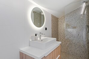 Dusche, Haartrockner, Handtücher