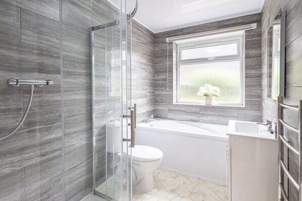 Shower, hair dryer, towels, shampoo