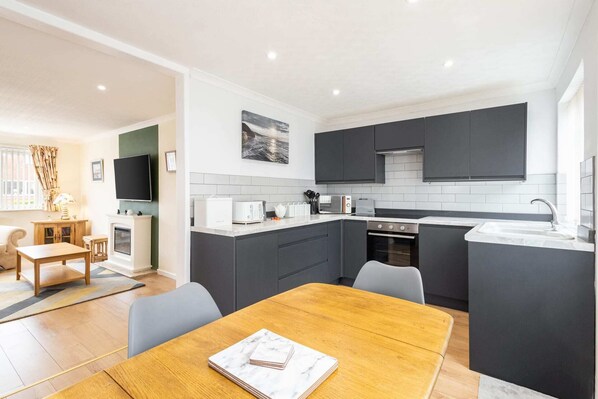 Jääkaappi, mikroaaltouuni, uuni, liesi