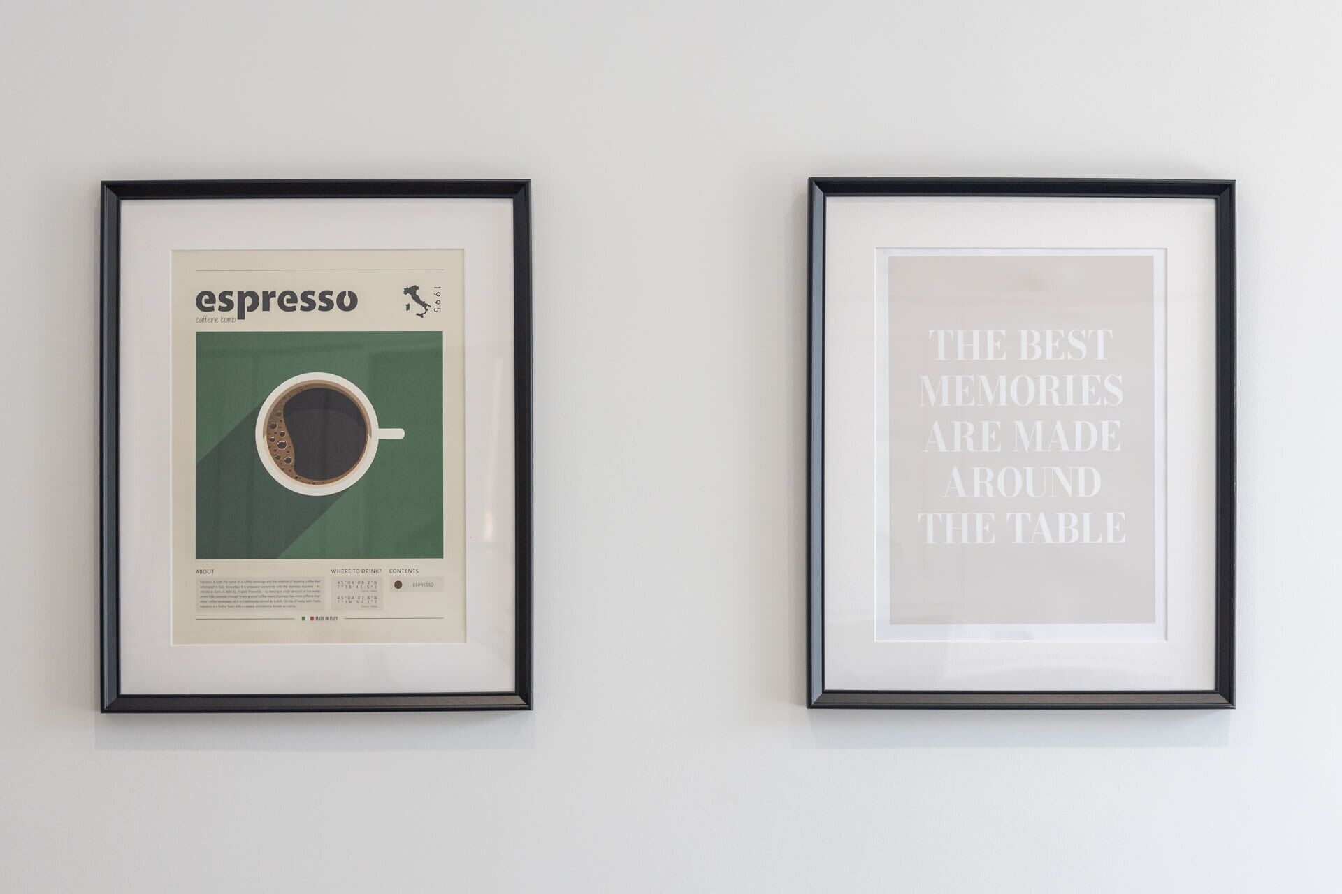 Dos elementos enmarcados en una pared: uno es un anuncio antiguo de café espresso, y el otro, una cita motivacional.