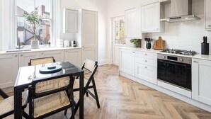 Kaffetrakter/tekoker, kjøleskap, mikrobølgeovn og ovn