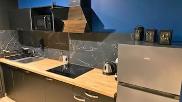 Réfrigérateur, micro-ondes, plaque de cuisson, cafetiÚre/bouilloire