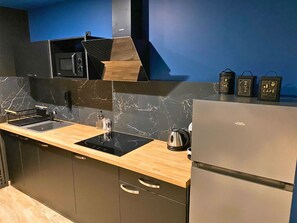 Fridge, microwave, stovetop, coffee/tea maker - **Romantic Suite: Private SPA and Pool Table** (Niort)