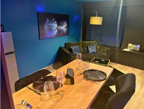 Interior - **Romantic Suite: Private SPA and Pool Table** (Niort)