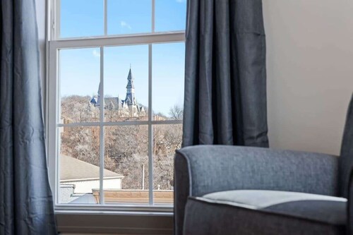 Parkville Apartment: King Bed, Downtown Shopping