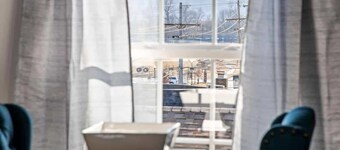Penthouse on Main_KingBed+Shops&Eats|WiFi