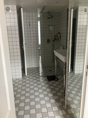 Hiustenkuivaaja, pyyhkeet, saippua, vessapaperi