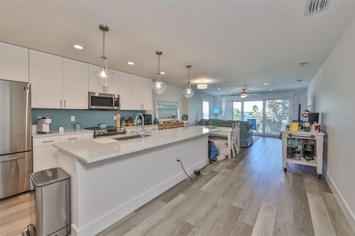 Madiera Del Mar 301-Pet Friendly-Steps to Beach