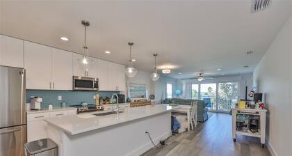 Madiera Del Mar 301-Pet Friendly-Steps to Beach