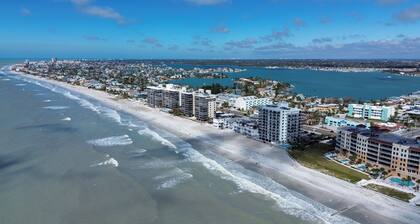 Madiera Del Mar 301-Pet Friendly-Steps to Beach